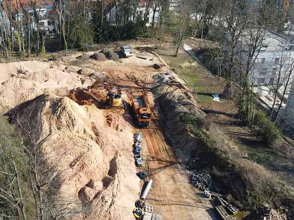 Baufeld 1: Abtransport des Sandes von Baufeld 1 als Fundament für Baufelder 3 und 4